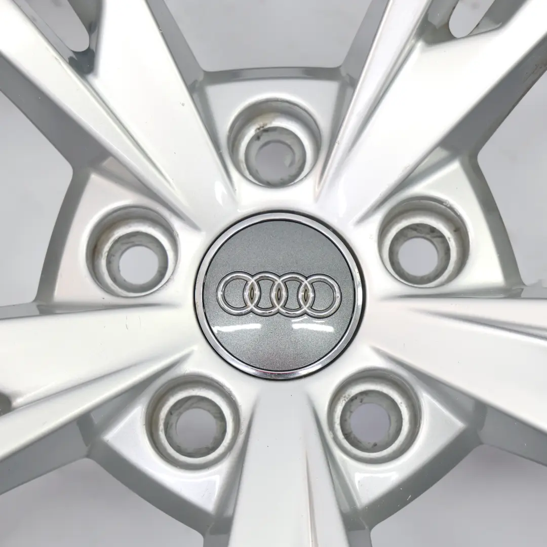 Silberne Leichtmetallfelge 18" 8.5J ET:29 Sternspeiche für Audi A4 B9 8W mit Teilenummer 8W0601025AK Audi A4 B9 8W Silberne Leichtmetallfelge 18" 8.5J ET:29 Sternspeiche - SKU 8W0601025AK-1 - Teilenummer 8W0601025AK