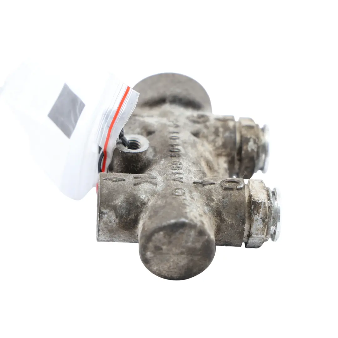 Oil Cooling Line Pipe Thermostat to Mercedes W245 with Part number A1695010165 Mercedes W245 Oil Cooling Line Pipe Thermostat - SKU A1695010165 - Part number A1695010165