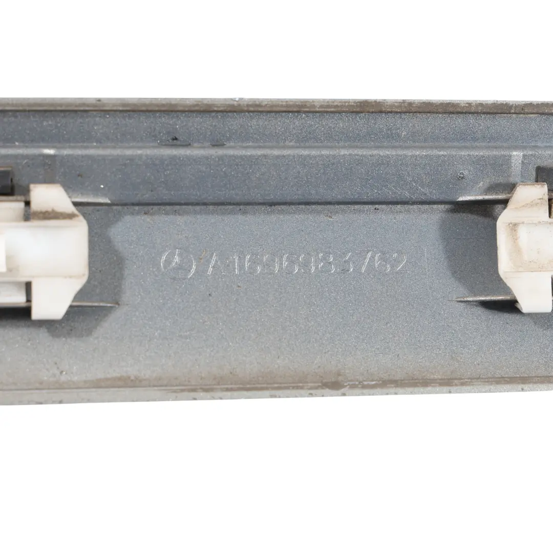 Tür verkleidungsleiste hinten links Kometgrau - 748 A1696983762 für Mercedes W245 mit Teilenummer A1696903562 Mercedes W245 Tür verkleidungsleiste hinten links Kometgrau - 748 A1696983762 - SKU A1696903562-KMG - Teilenummer A1696903562