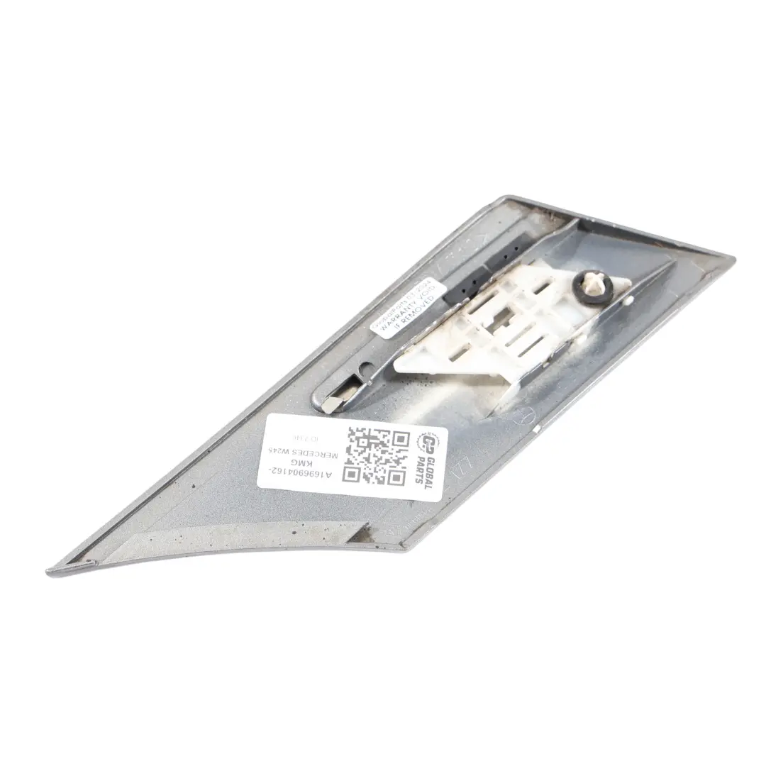 Striscia Posteriore Parafango Sinistro Grigio Cometa - 748 per Mercedes W245 con numero di parte A1696904162 Mercedes W245 Striscia Posteriore Parafango Sinistro Grigio Cometa - 748 - SKU A1696904162-KMG - Numero di parte A1696904162