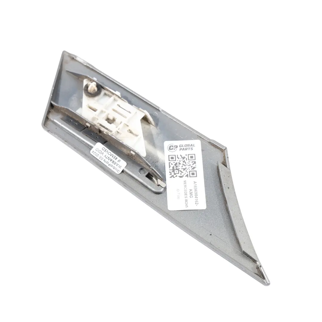 Striscia Posteriore Parafango Sinistro Grigio Cometa - 748 per Mercedes W245 con numero di parte A1696904162 Mercedes W245 Striscia Posteriore Parafango Sinistro Grigio Cometa - 748 - SKU A1696904162-KMG - Numero di parte A1696904162