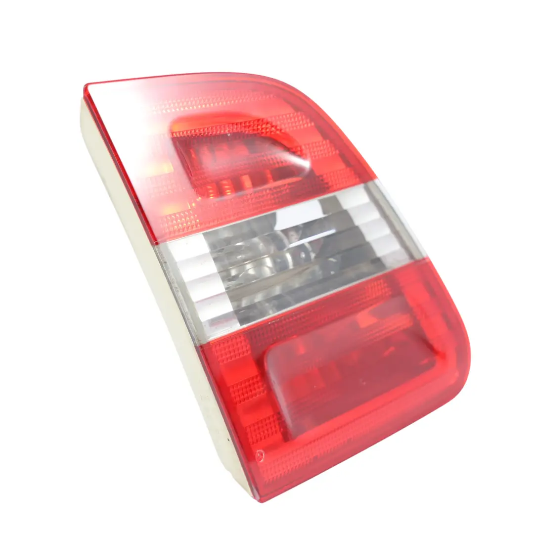 Lampa Klapy Bagażnika Lewy Tył Wewnętrzna do Mercedes W245 o numerze A1698201564 Mercedes W245 Lampa Klapy Bagażnika Lewy Tył Wewnętrzna - SKU A1698201564-2 - Numer Części A1698201564