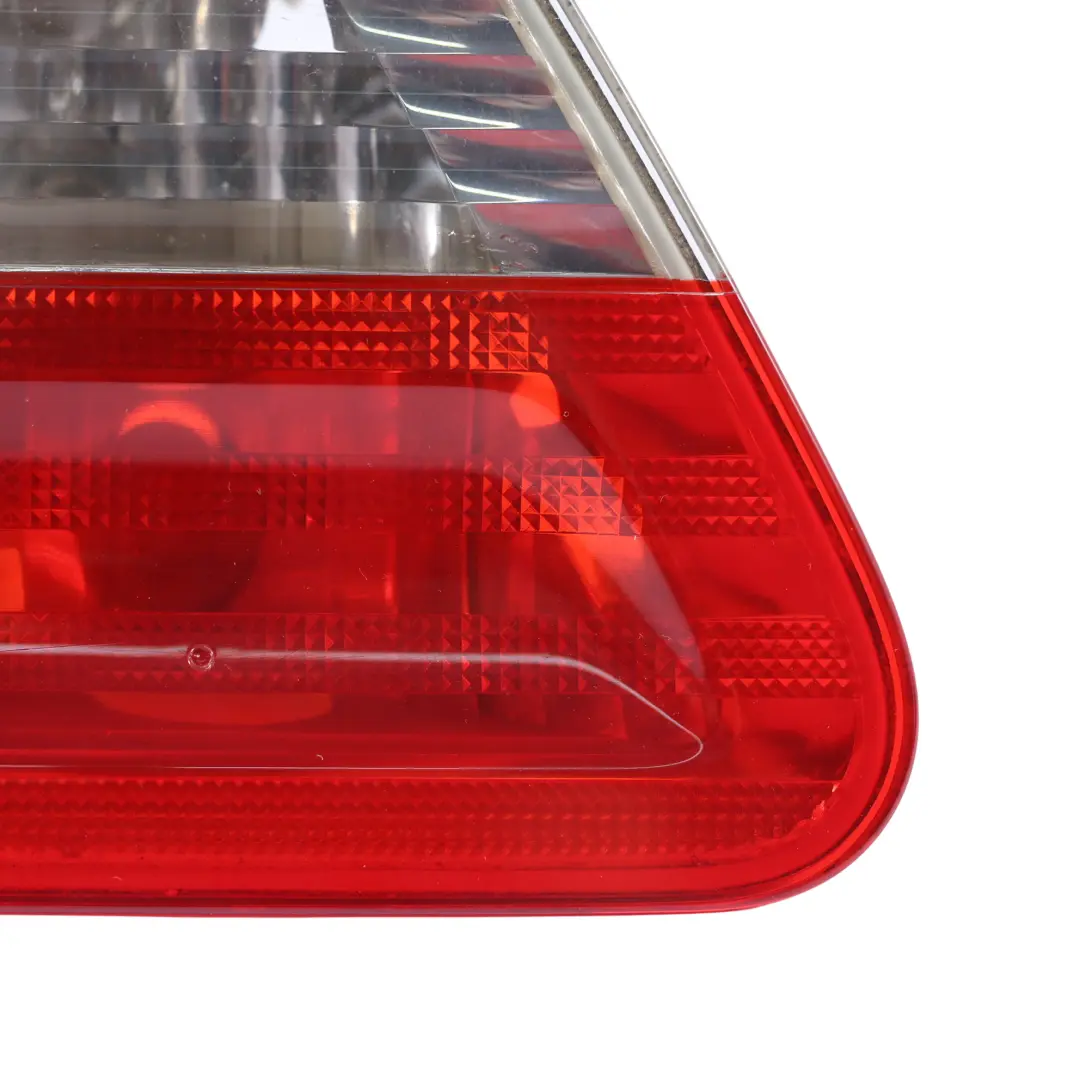 Lampa Klapy Bagażnika Lewy Tył Wewnętrzna do Mercedes W245 o numerze A1698201564 Mercedes W245 Lampa Klapy Bagażnika Lewy Tył Wewnętrzna - SKU A1698201564-2 - Numer Części A1698201564