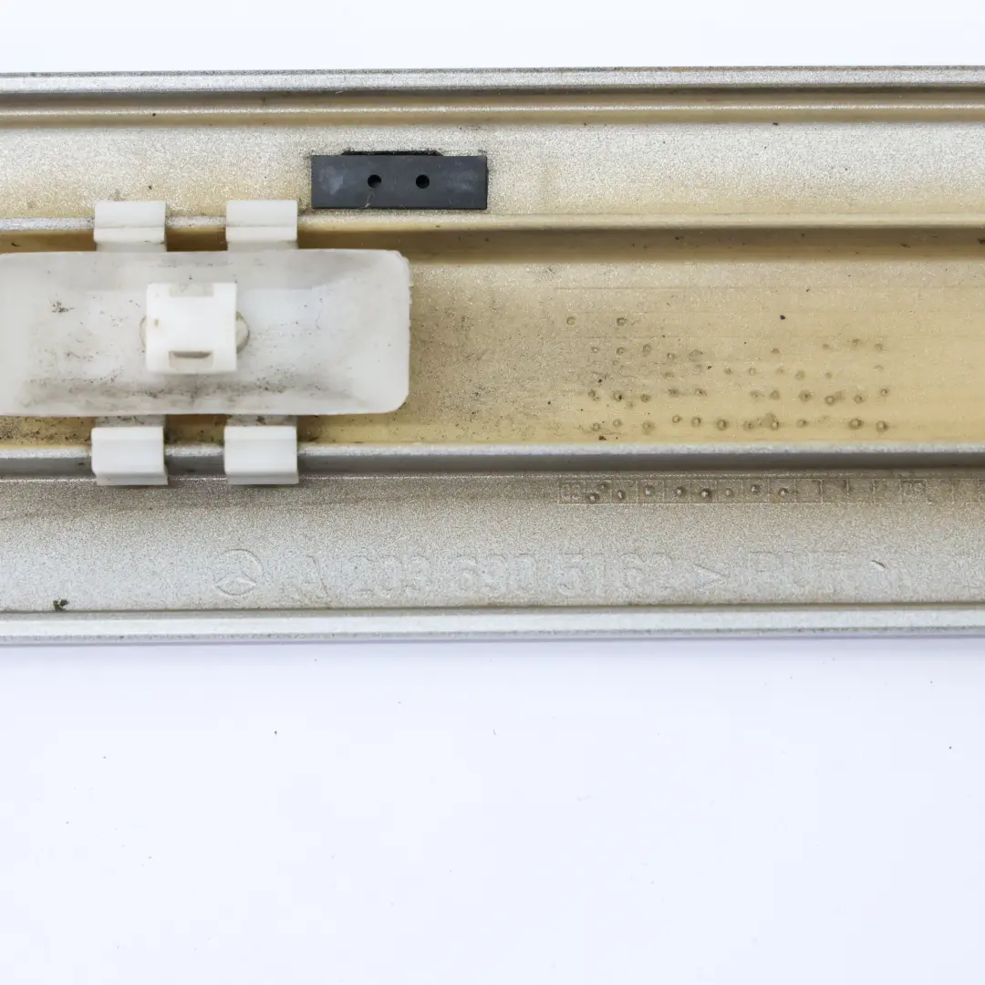 Moldura De Puerta Mercedes W203 Moldura Trasera Izquierda Brilliant Silver - 744 para con número de pieza A2036905162 Moldura De Puerta Mercedes W203 Moldura Trasera Izquierda Brilliant Silver - 744 - SKU A2036905162-BRS - Número de pieza A2036905162
