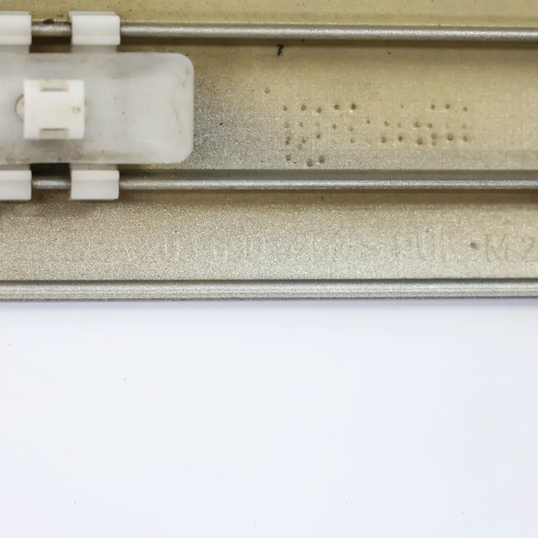 Moulure De Porte Mercedes W203, Garniture Arrière Droite Brilliant Silver - 744 pour à propos du numéro de pièce A2036905262 Moulure De Porte Mercedes W203, Garniture Arrière Droite Brilliant Silver - 744 - SKU A2036905262-BRS - Numéro de pièce A2036905262