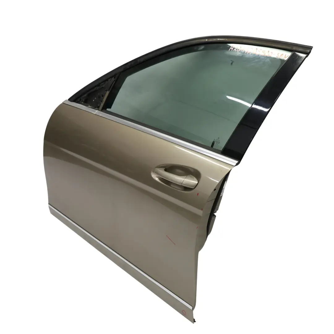 Tür Vorne Links Sanidine Beige Metallic - 798 für Mercedes W204 mit Teilenummer A2047205900 Mercedes W204 Tür Vorne Links Sanidine Beige Metallic - 798 - SKU A2047205900-SAN - Teilenummer A2047205900