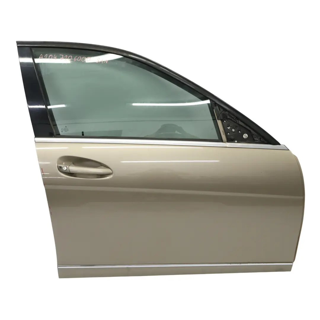 Recouvrement de porte avant droite Sanidine Beige Metallic - 798 pour Mercedes W204 à propos du numéro de pièce A2047206000 Mercedes W204 Recouvrement de porte avant droite Sanidine Beige Metallic - 798 - SKU A2047206000-SAN - Numéro de pièce A2047206000
