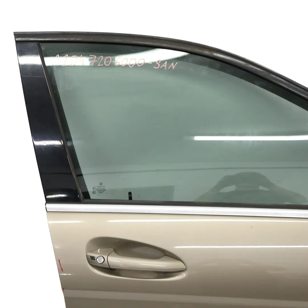 Recouvrement de porte avant droite Sanidine Beige Metallic - 798 pour Mercedes W204 à propos du numéro de pièce A2047206000 Mercedes W204 Recouvrement de porte avant droite Sanidine Beige Metallic - 798 - SKU A2047206000-SAN - Numéro de pièce A2047206000