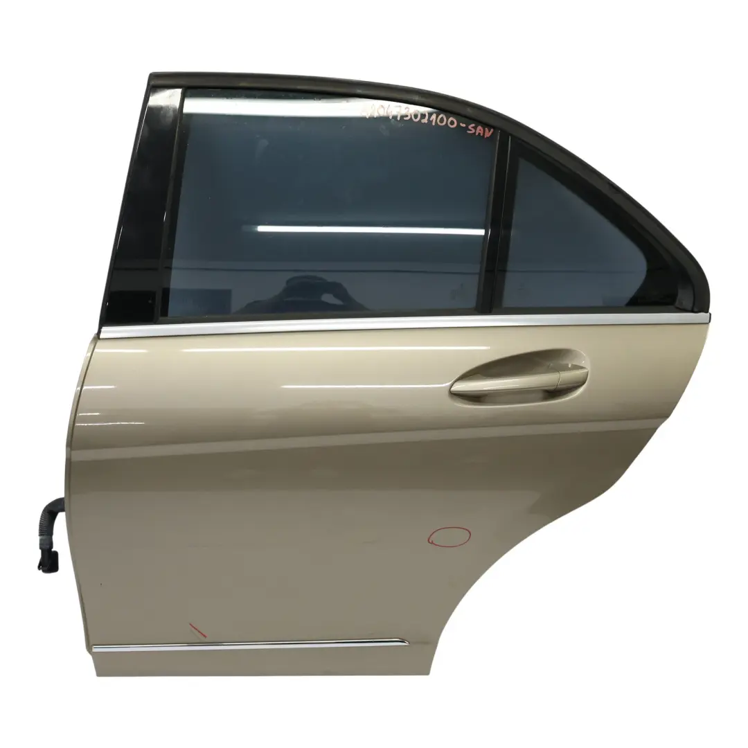 Porta Posteriore Sinistra Berlina Sanidine Beige Metallic - 798 per Mercedes W204 con numero di parte A2047302100 Mercedes W204 Porta Posteriore Sinistra Berlina Sanidine Beige Metallic - 798 - SKU A2047302100-SAN - Numero di parte A2047302100