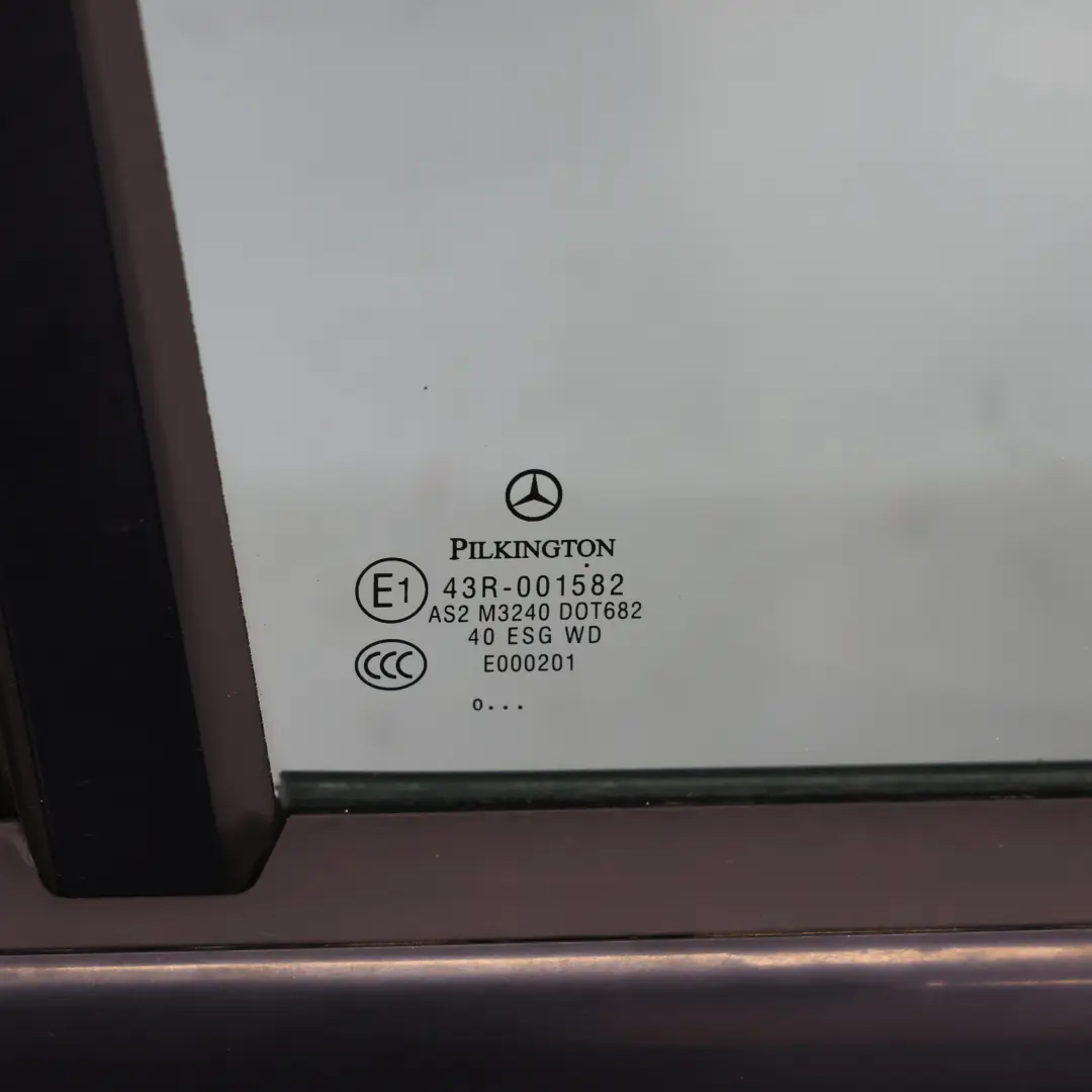 Porta posteriore destra Obsidian Black Metallic - 197 per Mercedes W204 Berlina con numero di parte A2047302200 Mercedes W204 Berlina Porta posteriore destra Obsidian Black Metallic - 197 - SKU A2047302200-OB - Numero di parte A2047302200