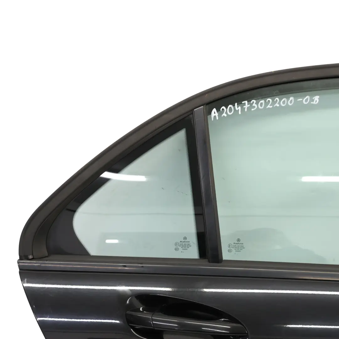 Porta posteriore destra Obsidian Black Metallic - 197 per Mercedes W204 Berlina con numero di parte A2047302200 Mercedes W204 Berlina Porta posteriore destra Obsidian Black Metallic - 197 - SKU A2047302200-OB - Numero di parte A2047302200