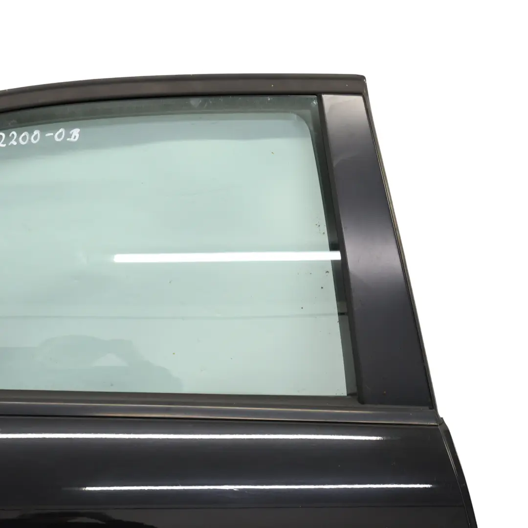 Porta posteriore destra Obsidian Black Metallic - 197 per Mercedes W204 Berlina con numero di parte A2047302200 Mercedes W204 Berlina Porta posteriore destra Obsidian Black Metallic - 197 - SKU A2047302200-OB - Numero di parte A2047302200
