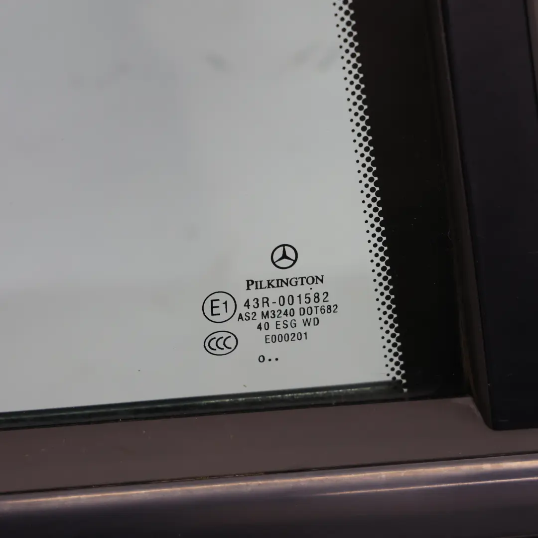 Tür Hinten Rechts Obsidian Schwarz Metallic - 197 für Mercedes W204 Limousine mit Teilenummer A2047302200 Mercedes W204 Limousine Tür Hinten Rechts Obsidian Schwarz Metallic - 197 - SKU A2047302200-OB - Teilenummer A2047302200