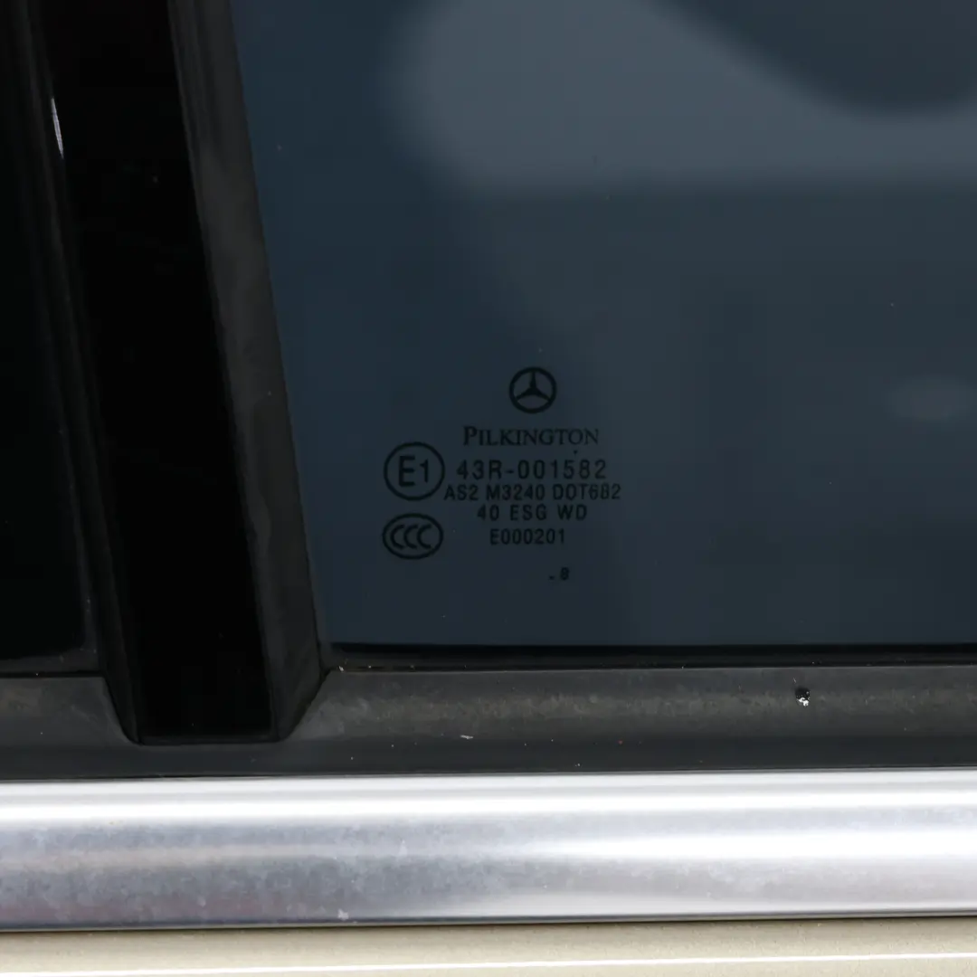 Puerta Trasera Derecha Sanidine Beige Metallic - 798 para Mercedes W204 Berlina con número de pieza A2047302200 Mercedes W204 Berlina Puerta Trasera Derecha Sanidine Beige Metallic - 798 - SKU A2047302200-SAN - Número de pieza A2047302200