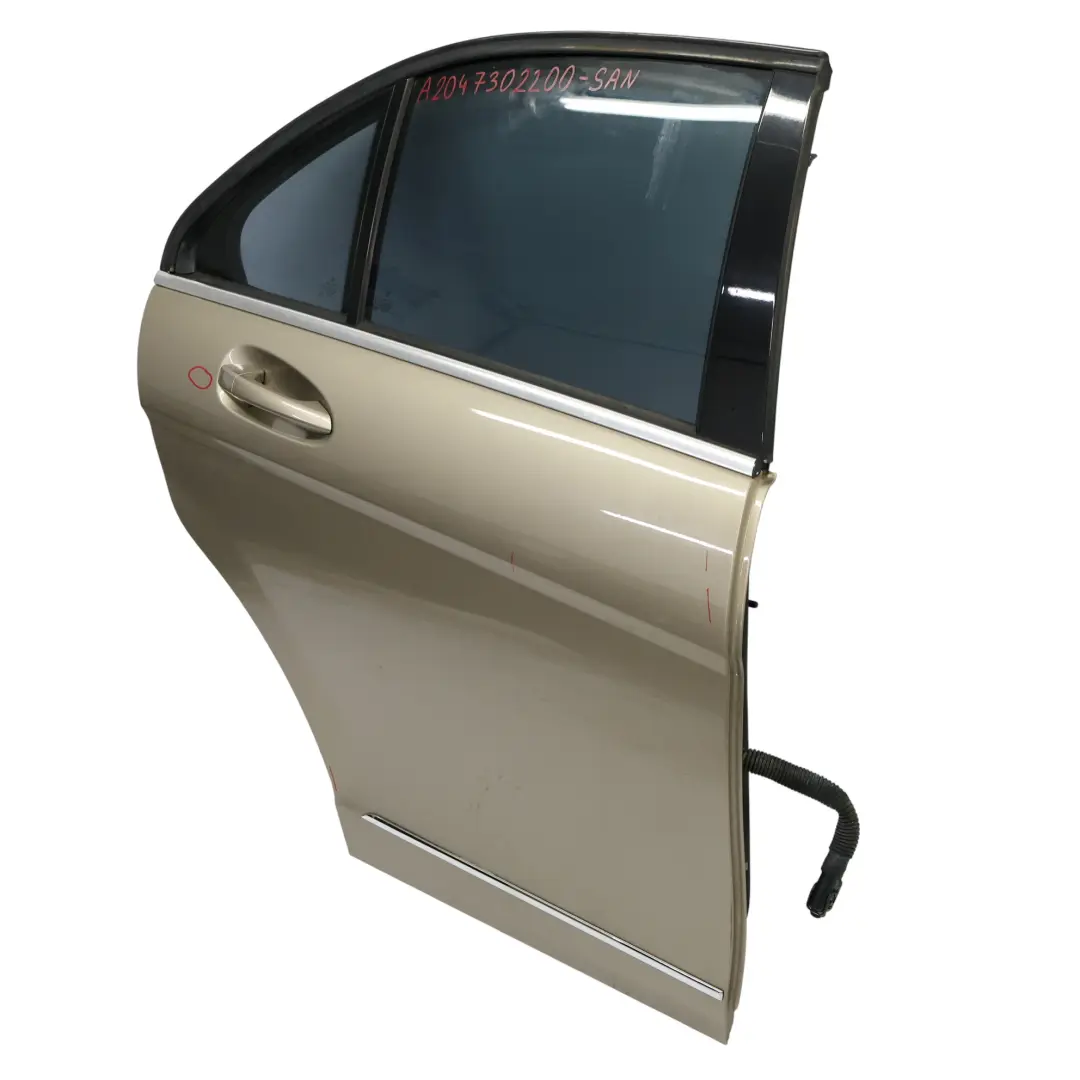 Tür Hinten Rechts Sanidine Beige Metallic - 798 für Mercedes W204 Limousine mit Teilenummer A2047302200 Mercedes W204 Limousine Tür Hinten Rechts Sanidine Beige Metallic - 798 - SKU A2047302200-SAN - Teilenummer A2047302200