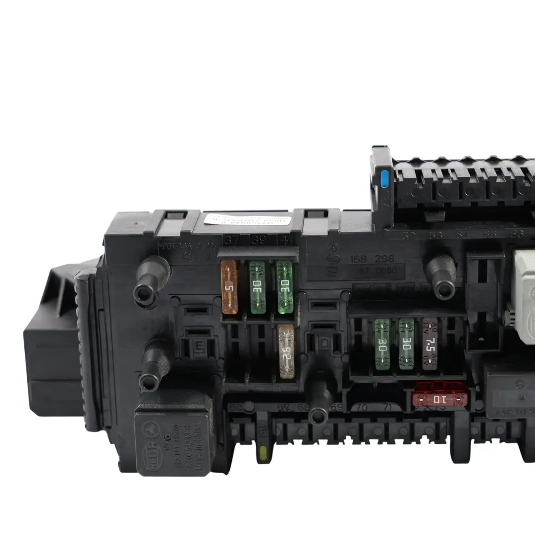 Vorder Seite Sicherungs Tafel Box Relais Gehäuse für Mercedes W204 mit Teilenummer A2049060405 Mercedes W204 Vorder Seite Sicherungs Tafel Box Relais Gehäuse - SKU A2049060405 - Teilenummer A2049060405