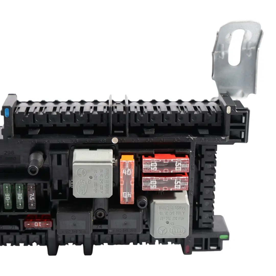 Vorder Seite Sicherungs Tafel Box Relais Gehäuse für Mercedes W204 mit Teilenummer A2049060405 Mercedes W204 Vorder Seite Sicherungs Tafel Box Relais Gehäuse - SKU A2049060405 - Teilenummer A2049060405