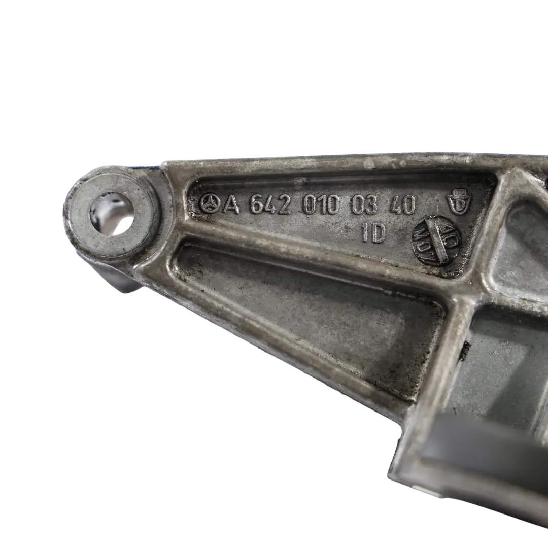 OM642 Motore Cinghia Di Distribuzione Supporto Staffa per Mercedes W212 con numero di parte A6420100340 Mercedes W212 OM642 Motore Cinghia Di Distribuzione Supporto Staffa - SKU A6420100340 - Numero di parte A6420100340