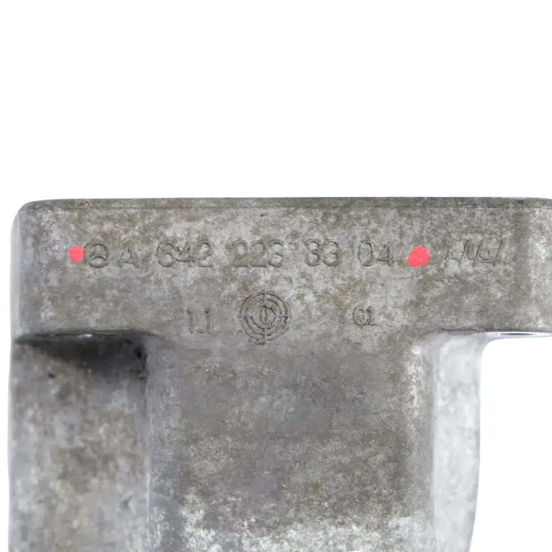 Silnik Lewy Uchwyt Mocowanie Łapa do Mercedes W212 E350 CDI o numerze A6422233304 Mercedes W212 E350 CDI Silnik Lewy Uchwyt Mocowanie Łapa - SKU A6422233304 - Numer Części A6422233304