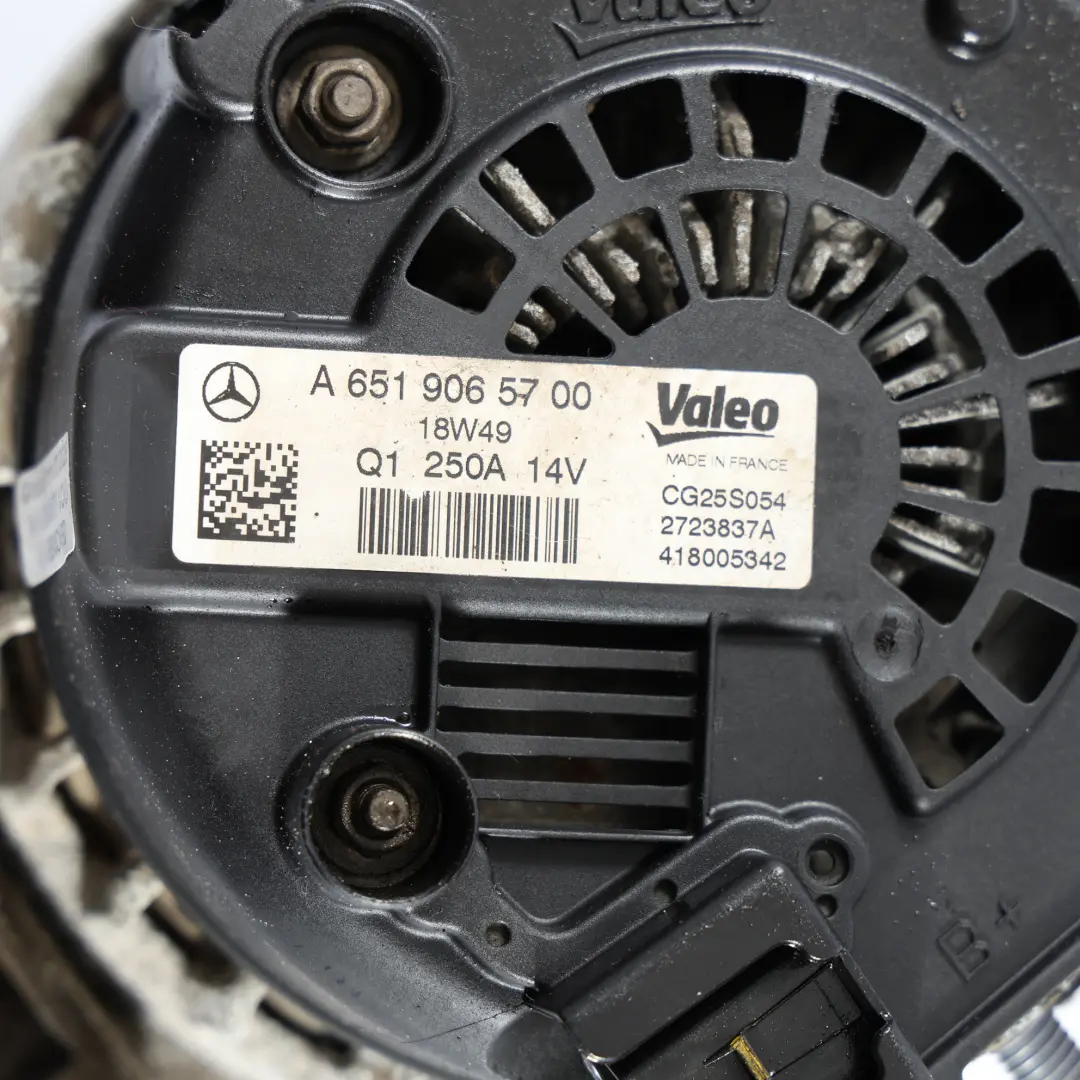 W907 314 CDI Motor Alternador Generador Valeo para Mercedes con número de pieza A6519065700 Mercedes W907 314 CDI Motor Alternador Generador Valeo - SKU A6519065700 - Número de pieza A6519065700