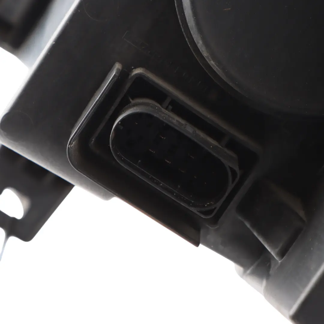 W907 W910 Headlamp Front Light Lamp Halogen Right O/S to Mercedes with Part number A9109060300 Mercedes W907 W910 Headlamp Front Light Lamp Halogen Right O/S - SKU RHD-A9109060300 - Part number A9109060300