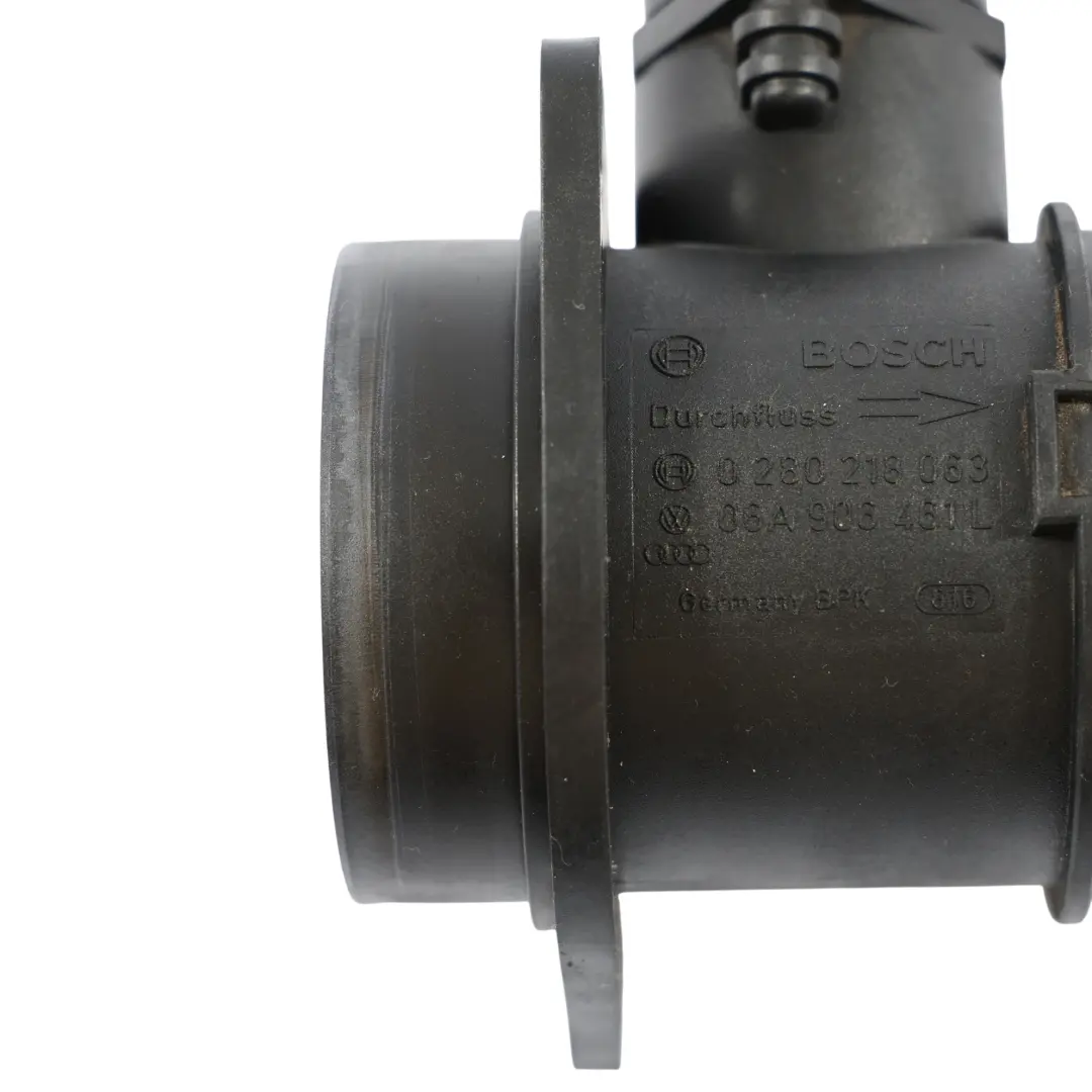 8L A4 B7 Czujnik Masy Przepływu Powietrza do Audi A3 o numerze 06A906461L Audi A3 8L A4 B7 Czujnik Masy Przepływu Powietrza - SKU 06A906461L - Numer Części 06A906461L