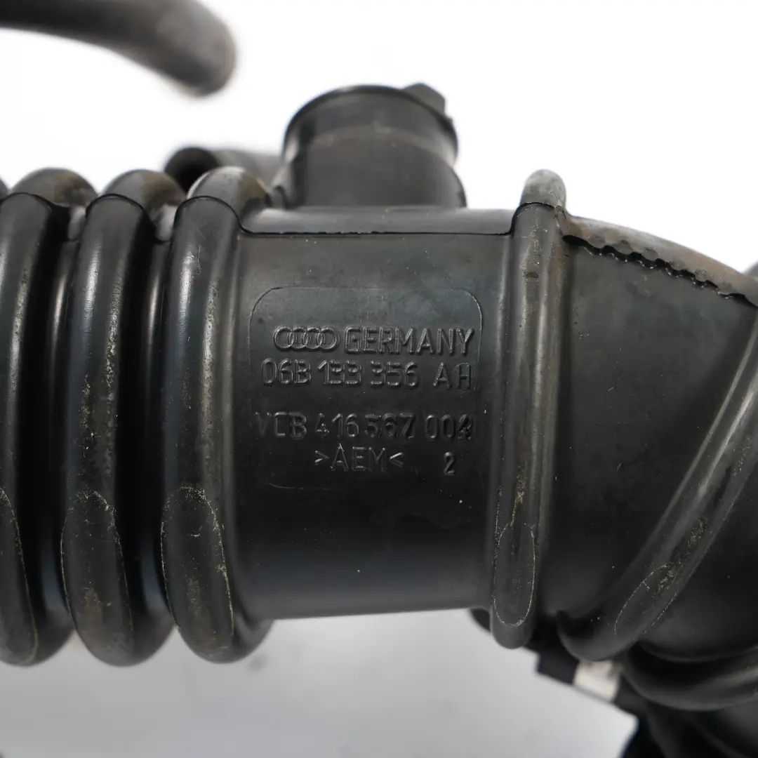 Rura Przewód Wlot Dolot Powietrza do Audi A4 B7 1.8 Benzyna o numerze 06B133356AH Audi A4 B7 1.8 Benzyna Rura Przewód Wlot Dolot Powietrza - SKU 06B133356AH - Numer Części 06B133356AH