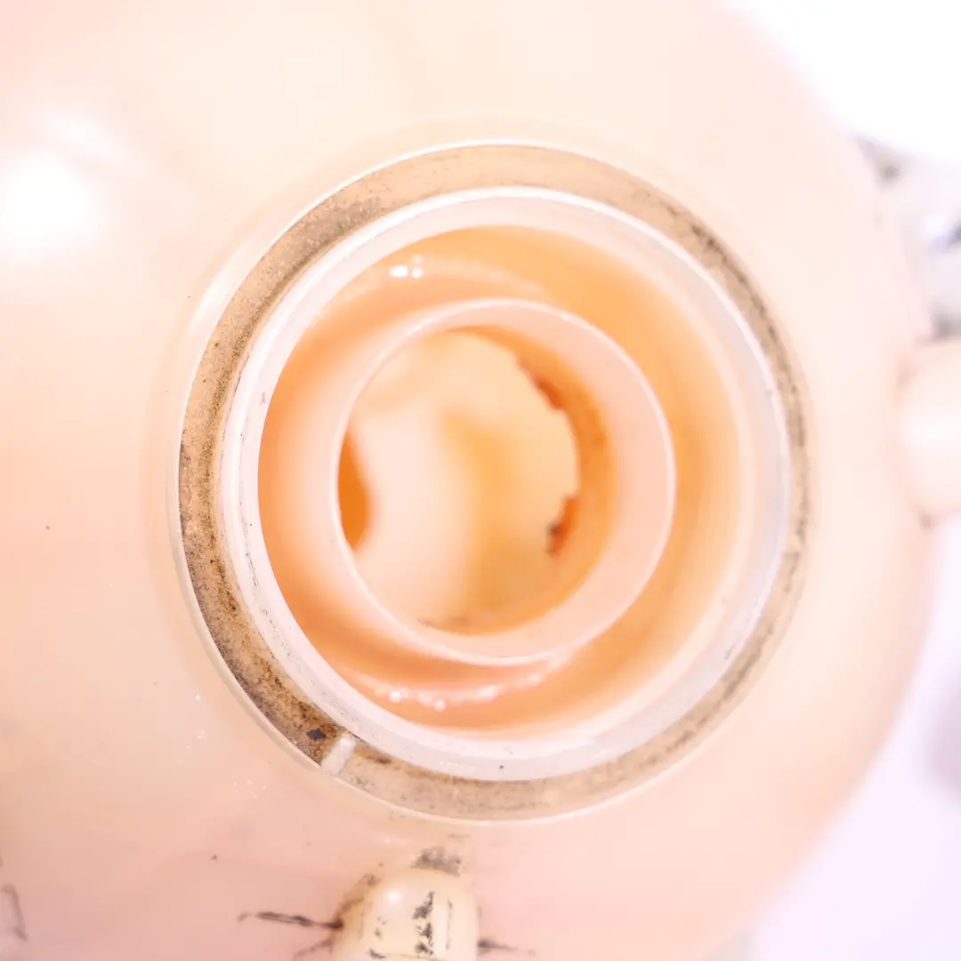 8N Serbatoio Espansione Liquido Raffreddamento Bottiglia per Audi TT con numero di parte 1J0121407D Audi TT 8N Serbatoio Espansione Liquido Raffreddamento Bottiglia - SKU 1J0121407D - Numero di parte 1J0121407D