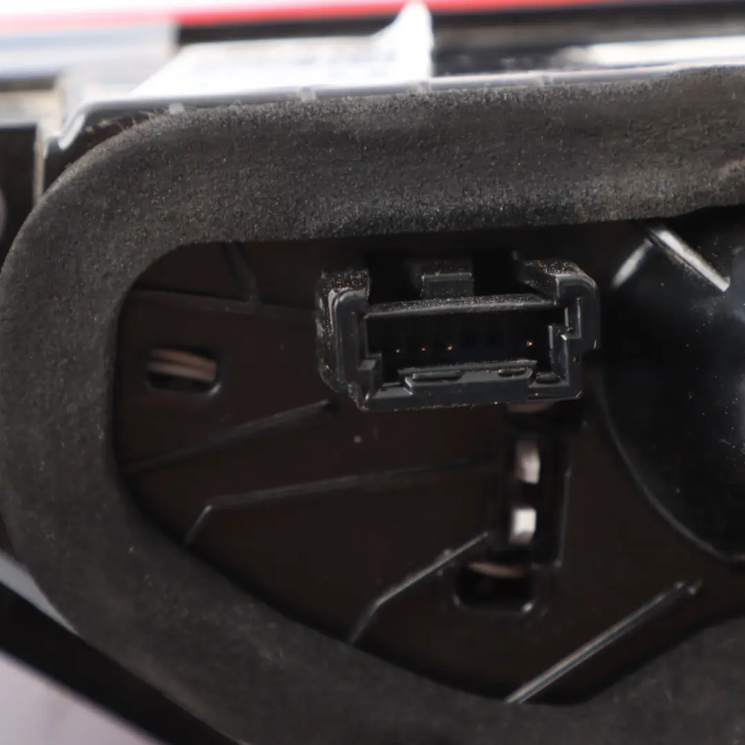 Lampa Światło W Klapę Bagażnika Lewy Tył do BMW F40 o numerze 5A55FB5 BMW F40 Lampa Światło W Klapę Bagażnika Lewy Tył - SKU 5A55FB5 - Numer Części 5A55FB5