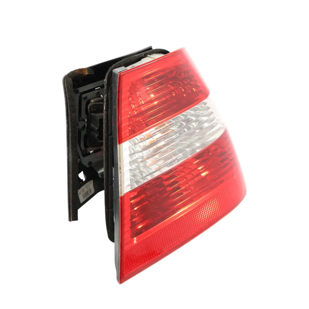 Feu Arrière BMW E46 Sur Le Panneau Extérieur Latéral Blanc Droit pour à propos du numéro de pièce 6946536 Feu Arrière BMW E46 Sur Le Panneau Extérieur Latéral Blanc Droit - SKU 6910532 - Numéro de pièce 6946536