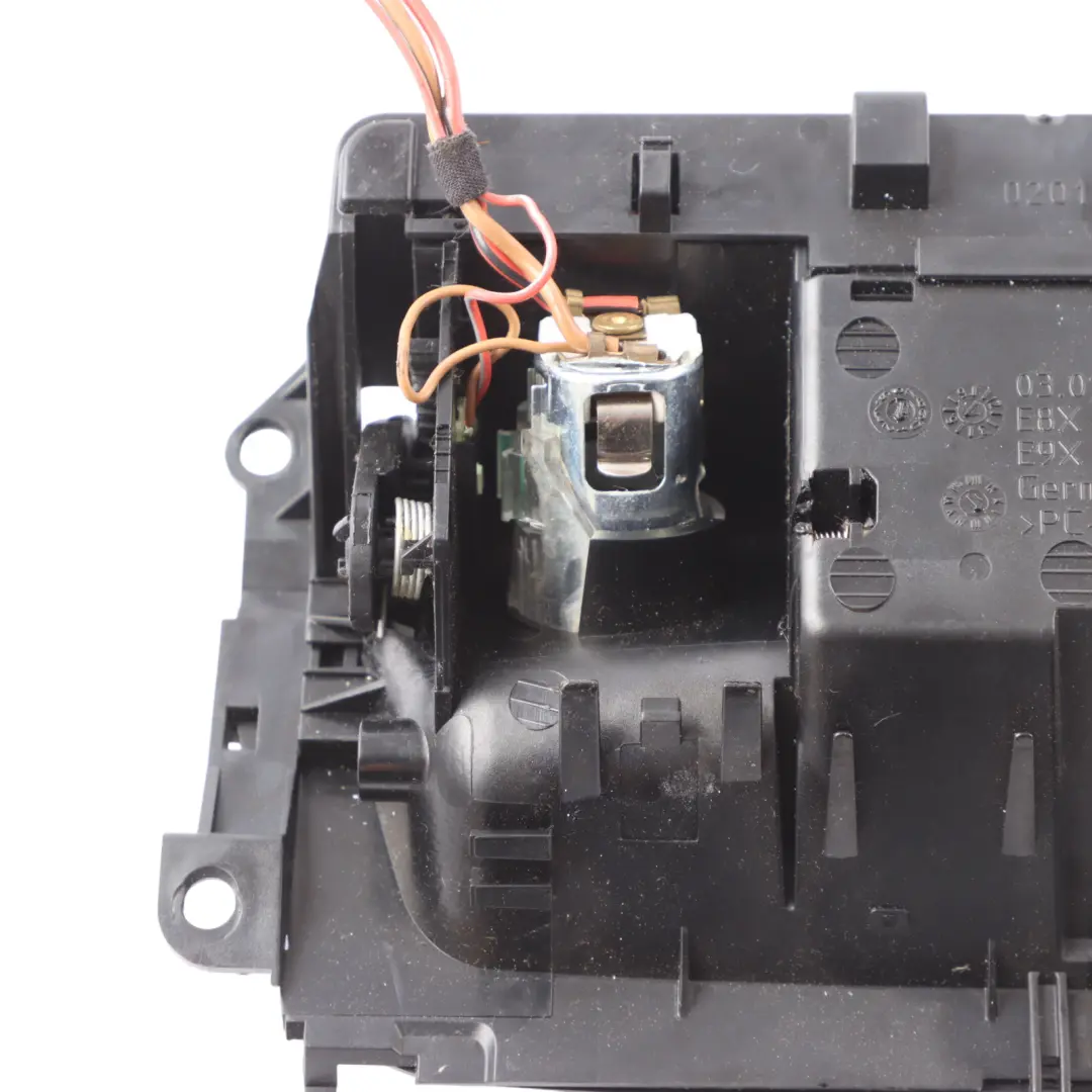 Popielniczka Tunelu Środkowego Alu Feinschliff do BMW E90 E91 E93 o numerze 7078571 BMW E90 E91 E93 Popielniczka Tunelu Środkowego Alu Feinschliff - SKU 7078571-33 - Numer Części 7078571