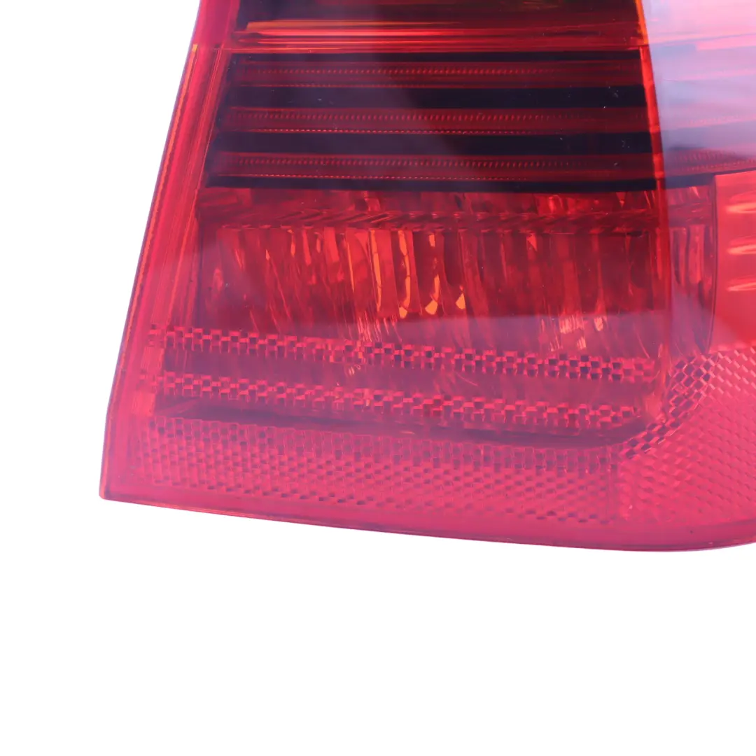 Lampa W Błotnik Prawa Prawy Tył do BMW E91 o numerze 7160062 BMW E91 Lampa W Błotnik Prawa Prawy Tył - SKU 7160062-2 - Numer Części 7160062