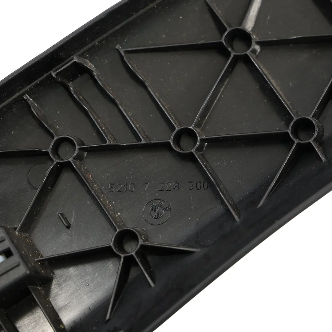 Embellecedor Exterior Del Respaldo Del Asiento Delantero Derecho para BMW F33 con número de pieza 7228300 BMW F33 Embellecedor Exterior Del Respaldo Del Asiento Delantero Derecho - SKU 7228300 - Número de pieza 7228300