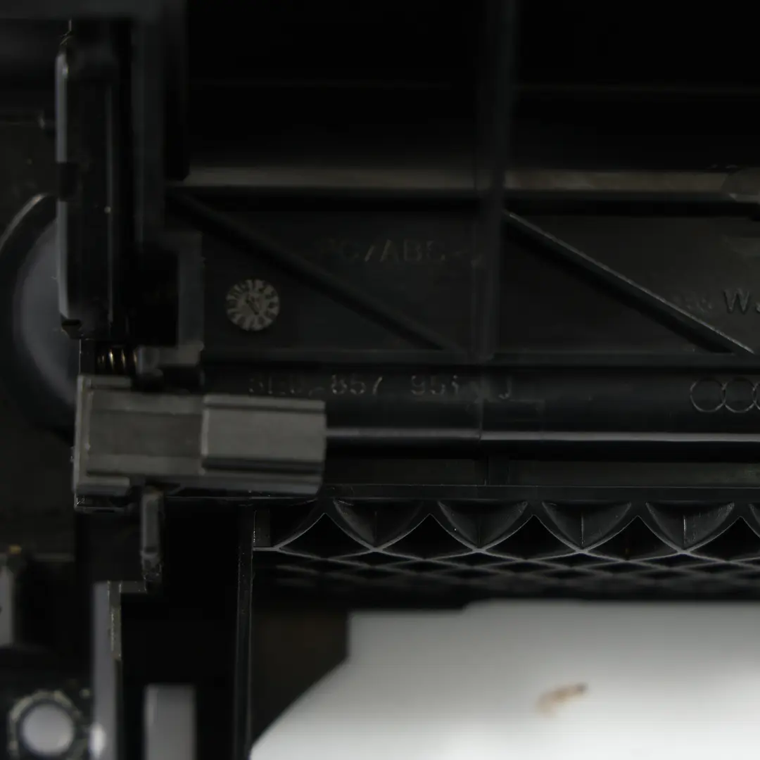 Schowek Popielniczka Konsoli Środkowej do Audi A4 B7 o numerze 8E0857951J Audi A4 B7 Schowek Popielniczka Konsoli Środkowej - SKU 8E0857951J-2 - Numer Części 8E0857951J