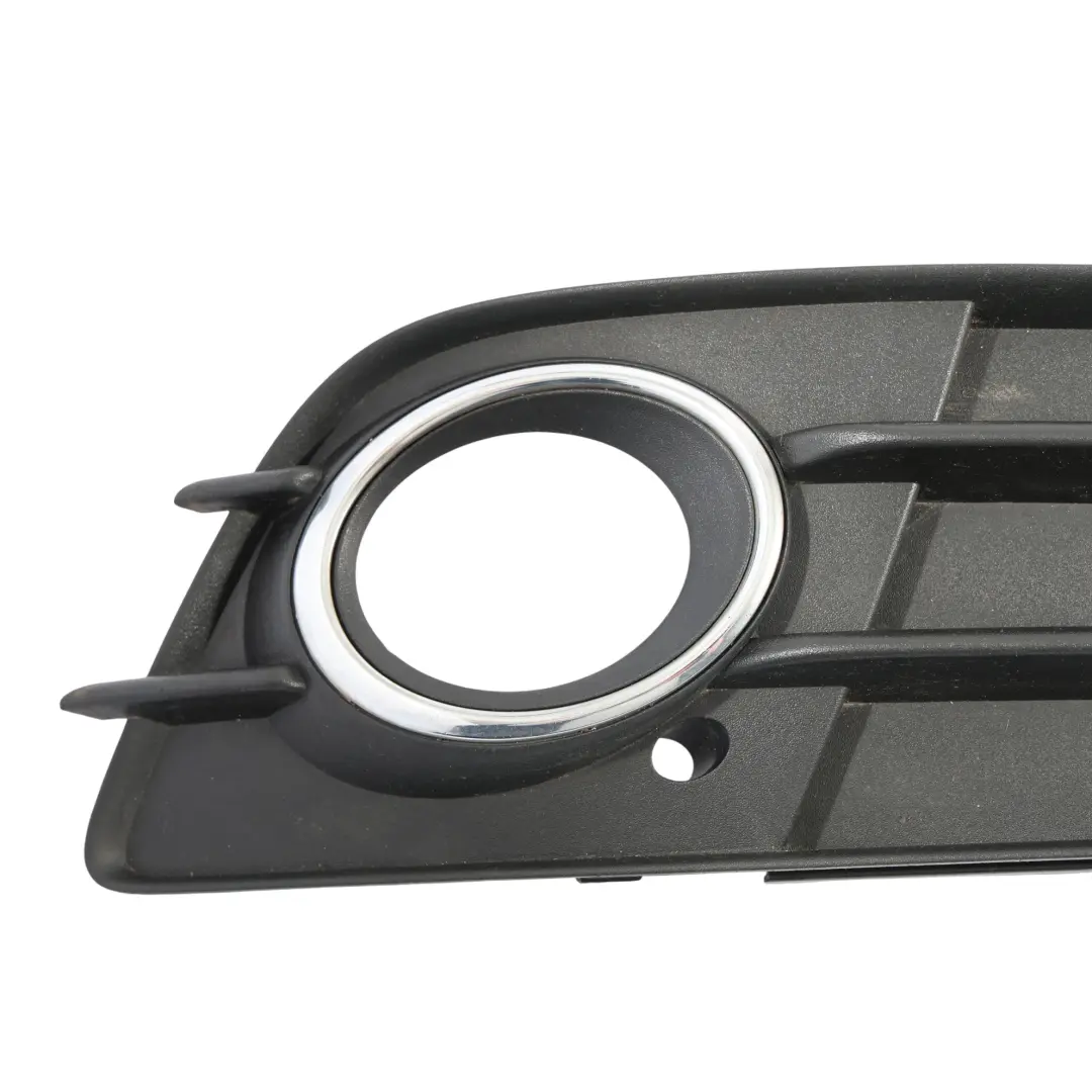 Paraurti Anteriore Fendinebbia Lampada Griglia Destro per Audi A4 B8 con numero di parte 8K0807682C Audi A4 B8 Paraurti Anteriore Fendinebbia Lampada Griglia Destro - SKU 8K0807682C - Numero di parte 8K0807682C