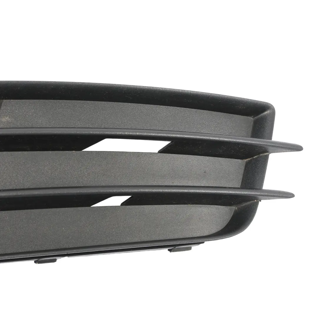 Paraurti Anteriore Fendinebbia Lampada Griglia Destro per Audi A4 B8 con numero di parte 8K0807682C Audi A4 B8 Paraurti Anteriore Fendinebbia Lampada Griglia Destro - SKU 8K0807682C - Numero di parte 8K0807682C