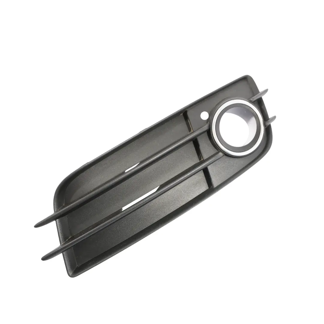 Kratka Zderzaka Lampy Przeciwmgielnej Prawy Przód do Audi A4 B8 o numerze 8K0807682C Audi A4 B8 Kratka Zderzaka Lampy Przeciwmgielnej Prawy Przód - SKU 8K0807682C - Numer Części 8K0807682C