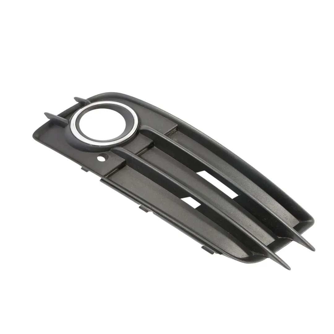 Kratka Zderzaka Lampy Przeciwmgielnej Prawy Przód do Audi A4 B8 o numerze 8K0807682C Audi A4 B8 Kratka Zderzaka Lampy Przeciwmgielnej Prawy Przód - SKU 8K0807682C - Numer Części 8K0807682C