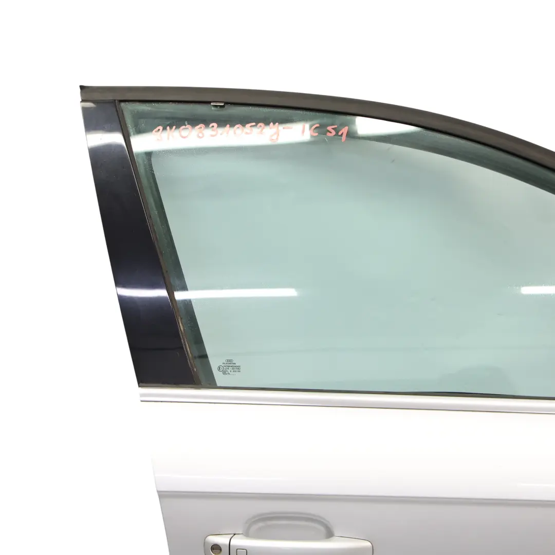 Porta Anteriore Destra Ice Silver Metallic - X7W per Audi A4 B8 con numero di parte 8K0831052J Audi A4 B8 Porta Anteriore Destra Ice Silver Metallic - X7W - SKU 8K0831052J-ICS1 - Numero di parte 8K0831052J