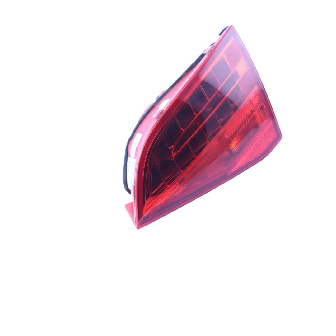 Lampa Klapy Bagażnika Wewnętrzna Prawa LED do Audi A4 B8 Avant o numerze 8K9945094B Audi A4 B8 Avant Lampa Klapy Bagażnika Wewnętrzna Prawa LED - SKU 8K9945094B - Numer Części 8K9945094B