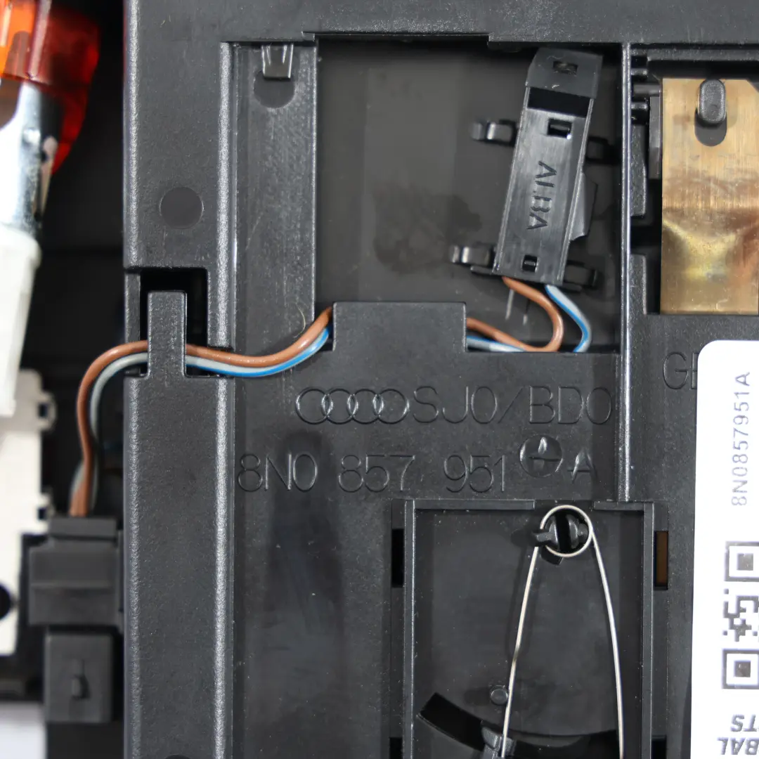 Audi TT 8N Console Centrale Portacenere Presa Sigaretta Plug - SKU 8N0857951A - Numero di parte 8N0857951A