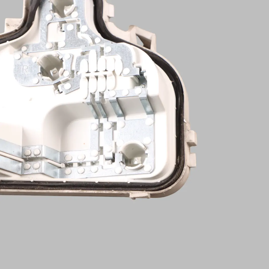 Portalámparas Interior Trasero Portón Derecho para Audi A3 8P con número de pieza 8P0945258A Audi A3 8P Portalámparas Interior Trasero Portón Derecho - SKU 8P0945258A - Número de pieza 8P0945258A