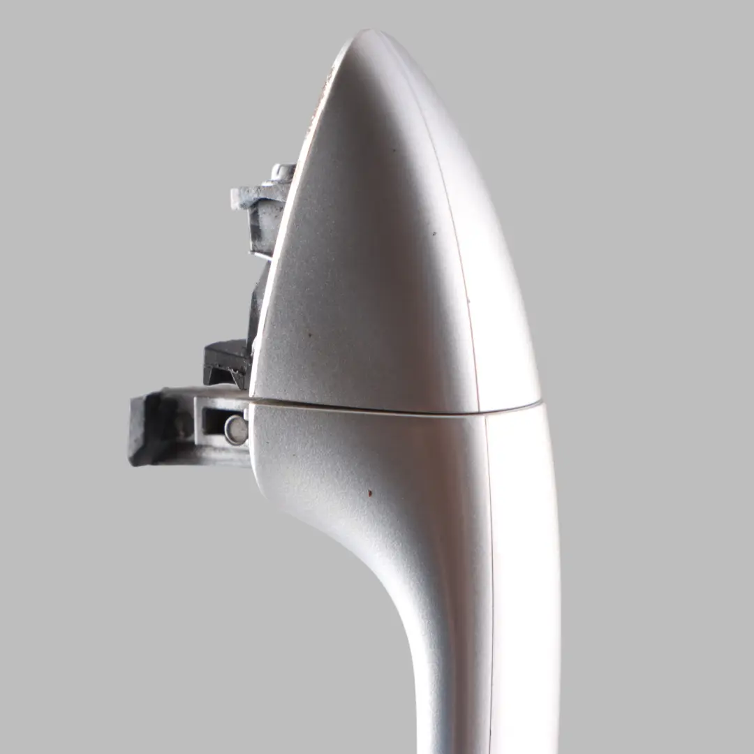 Maniglia Porta Posteriore Sinistra Argento Iridio 775 per Mercedes W164 W251 con numero di parte A1647660101 Mercedes W164 W251 Maniglia Porta Posteriore Sinistra Argento Iridio 775 - SKU A1647660101-IRS - Numero di parte A1647660101