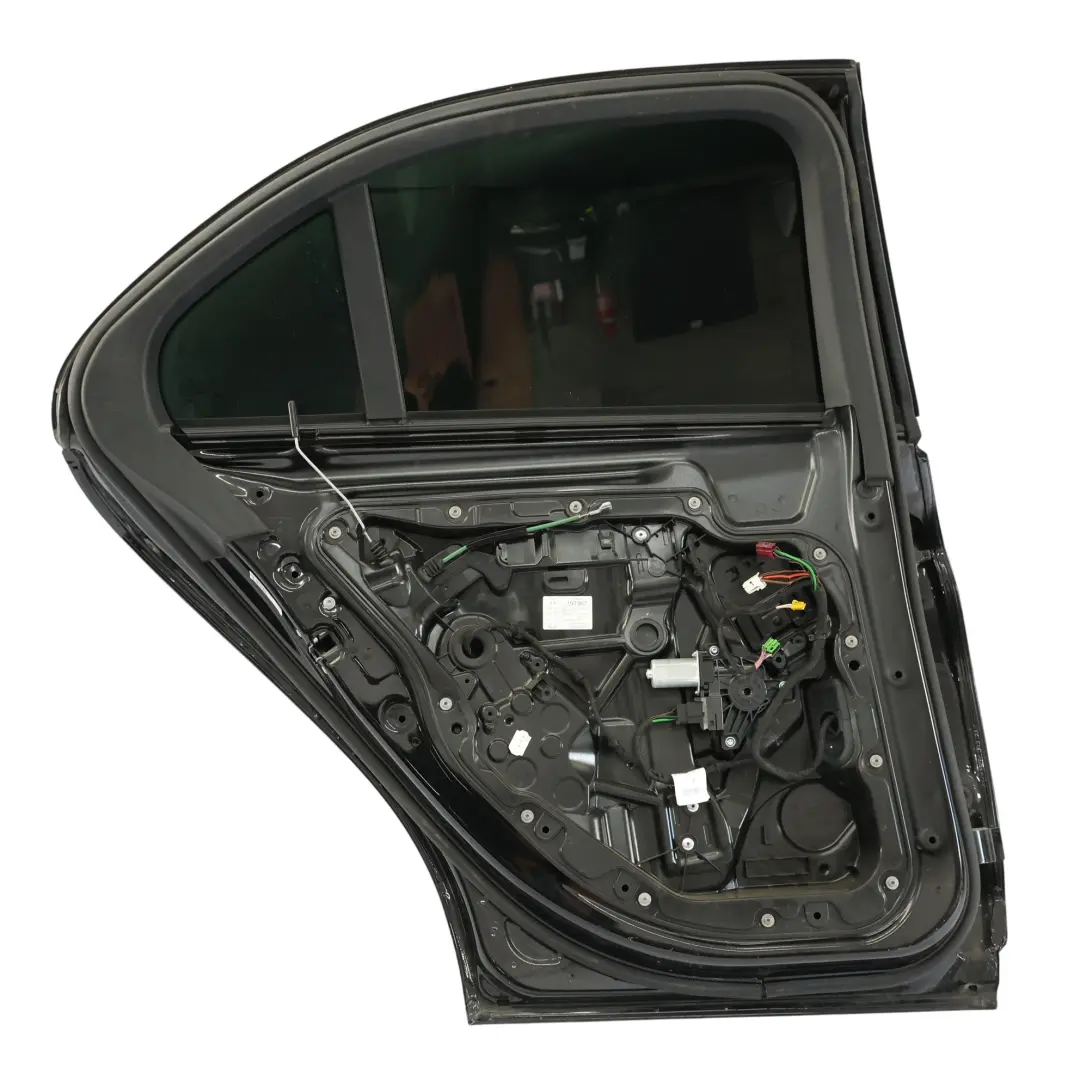 Puerta Trasera Izquierda Obsidian Black Metallic - 197 para Mercedes W205 con número de pieza A2057300105 Mercedes W205 Puerta Trasera Izquierda Obsidian Black Metallic - 197 - SKU A2057300105-OB - Número de pieza A2057300105