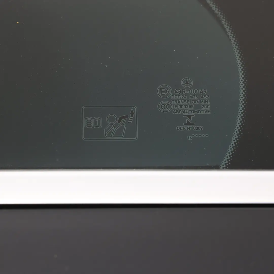 Puerta Trasera Izquierda Obsidian Black Metallic - 197 para Mercedes W205 con número de pieza A2057300105 Mercedes W205 Puerta Trasera Izquierda Obsidian Black Metallic - 197 - SKU A2057300105-OB - Número de pieza A2057300105