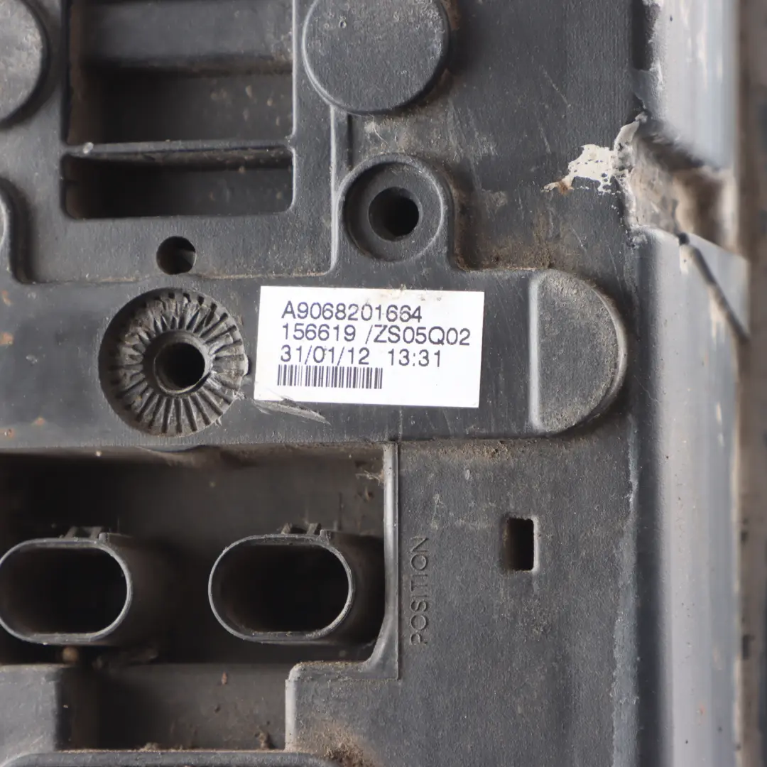 Gniazdo Żarówki Światła Tylnego Tył do Mercedes Sprinter W906 o numerze A9068201664 Mercedes Sprinter W906 Gniazdo Żarówki Światła Tylnego Tył - SKU A9068201664-2 - Numer Części A9068201664