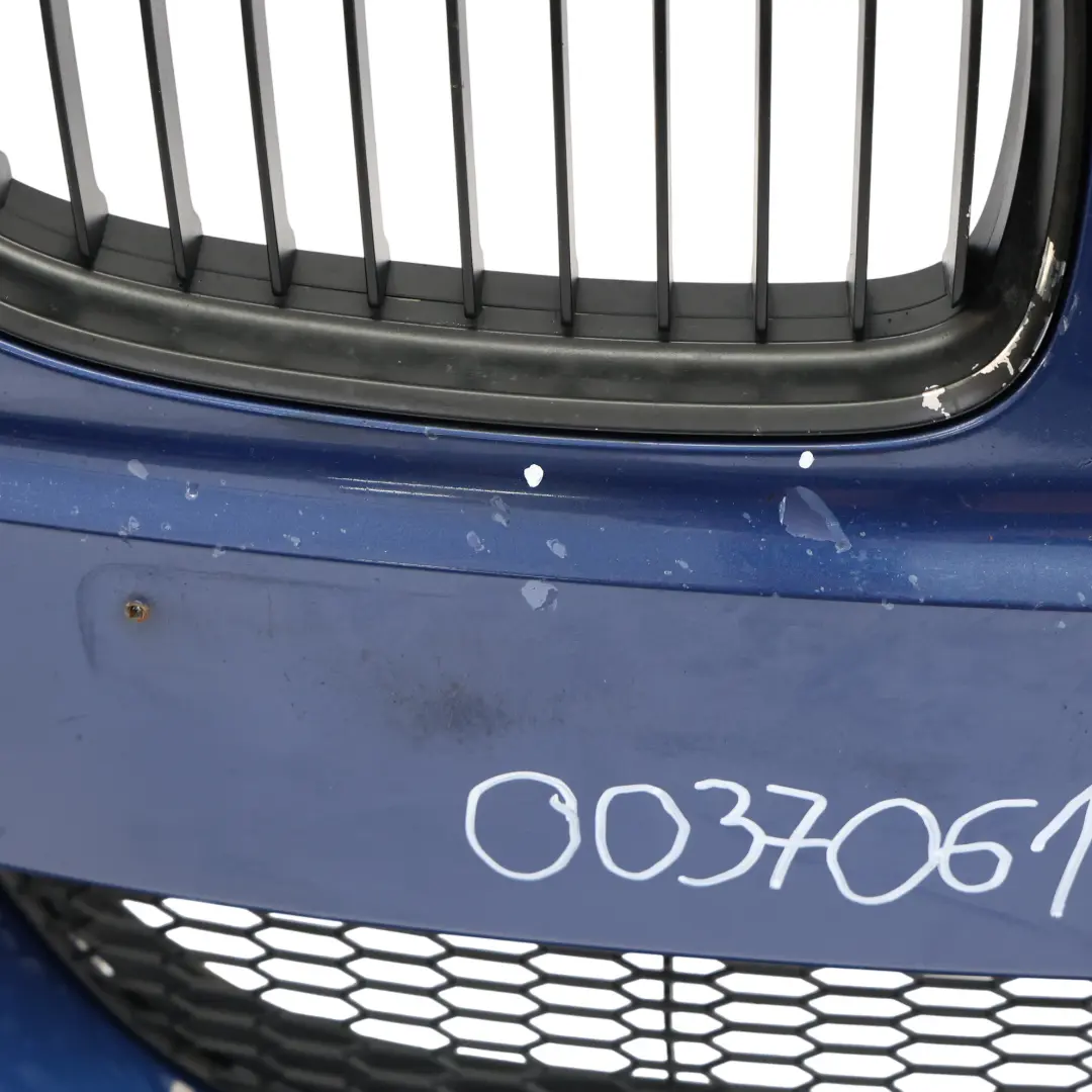 Zderzak Przedni Le Mans Blue Niebieski Metalik - 381 do BMW E90 E91 LCI o numerze 0037061 BMW E90 E91 LCI Zderzak Przedni Le Mans Blue Niebieski Metalik - 381 - SKU 0037061-LMB1 - Numer Części 0037061