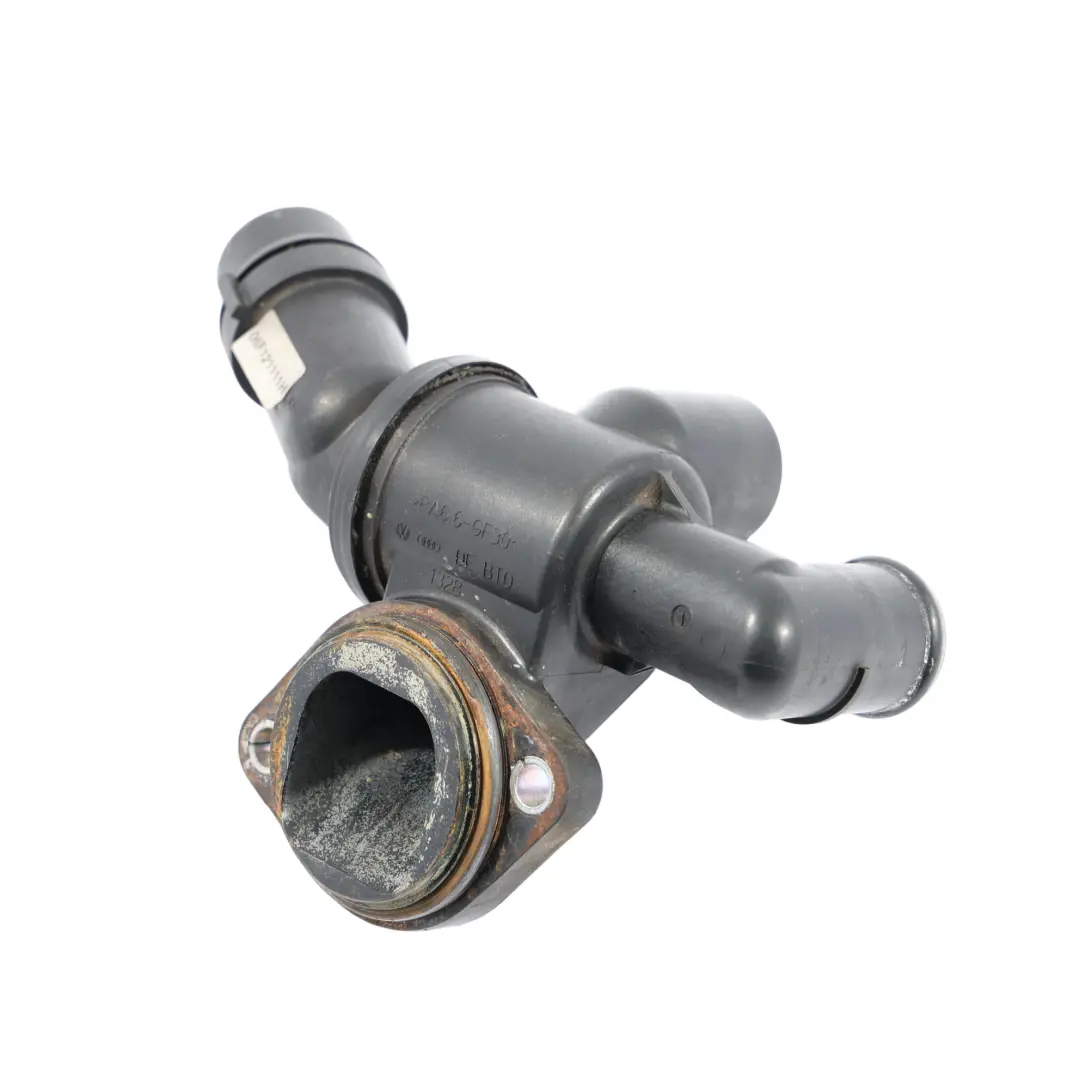 Wąż Obudowa Termostatu Układu Chłodzenia do Audi A3 S3 8P 2.0 TFSI o numerze 06F121111H Audi A3 S3 8P 2.0 TFSI Wąż Obudowa Termostatu Układu Chłodzenia - SKU 06F121111H - Numer Części 06F121111H