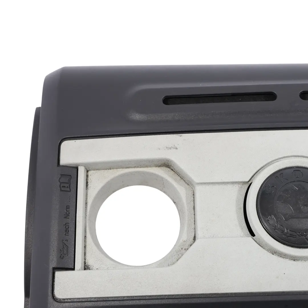 1Z Benzin TSI Motor Abdeckung Kappe Formteil Trim für Skoda Octavia mit Teilenummer 06J103925BJ Skoda Octavia 1Z Benzin TSI Motor Abdeckung Kappe Formteil Trim - SKU 06J103925BJ - Teilenummer 06J103925BJ