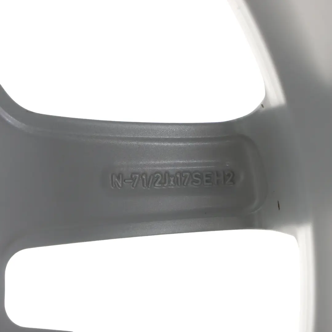 Cerchi in lega leggera argento a V raggi 130 17" 7,5J ET:40 per BMW X5 E53 con numero di parte 6761929 BMW X5 E53 Cerchi in lega leggera argento a V raggi 130 17" 7,5J ET:40 - SKU 6761929-2 - Numero di parte 6761929